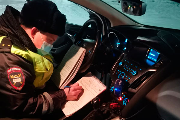 В Свердловской области сотрудники ГИБДД задержали водителя, который предложил взятку за непривлечение его к ответственности за пьянку