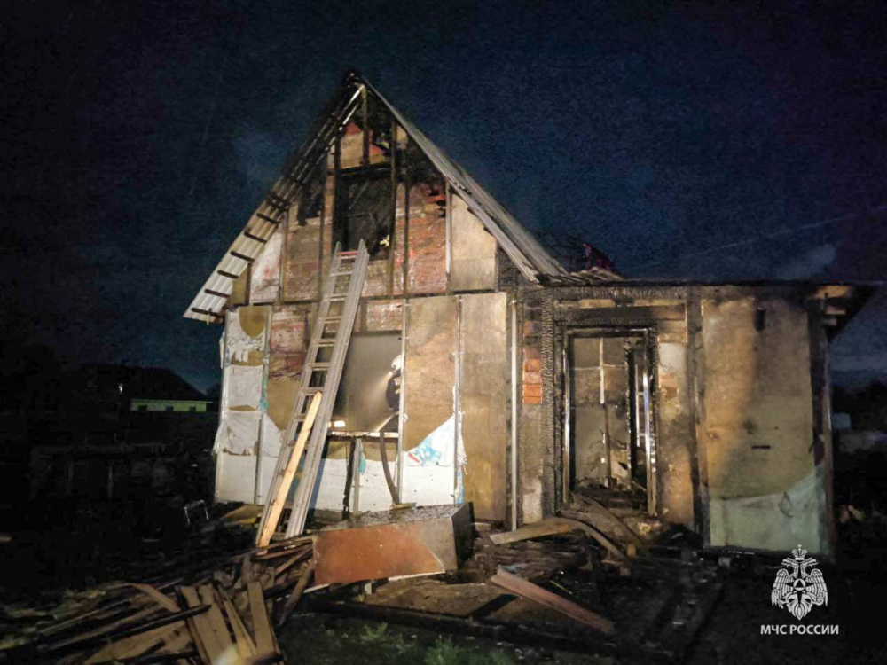Мать осиротела - в Прикамье погибла семья | Пожар в Прикамье погубил двоих взрослых и девочку