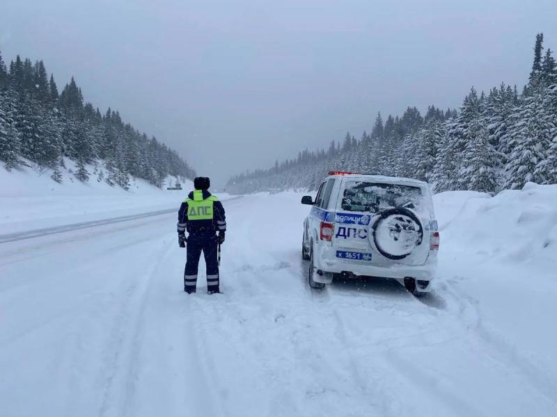 Снег и метель осложнили движение на трассах Свердловской области | На трассах Свердловской области ухудшилась дорожная обстановка