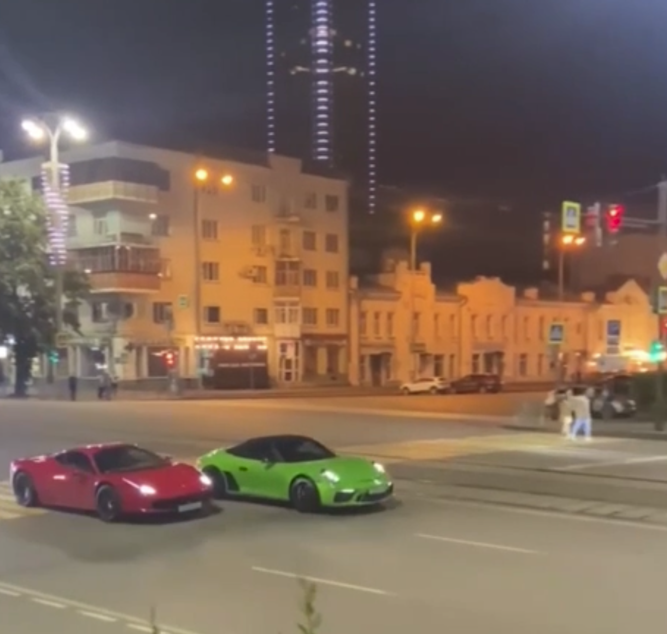 На Урале Мажоры на Porsche и Ferrari устроили гонки в центре города На Урале Мажоры на Porsche и Ferrari устроили гонки в центре города