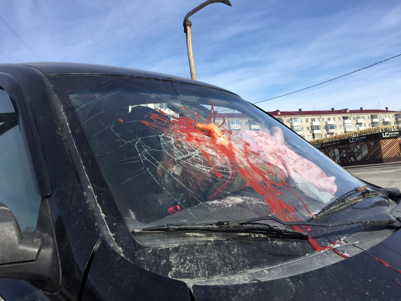 По улицам Кургана проехала машина с окровавленным лобовым стеклом