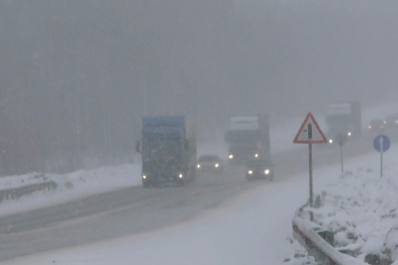 За четыре дня сотрудниками ГИБДД выявлено более 900 нарушений ПДД, связанных с выездом на полосу встречного движения За четыре дня сотрудниками ГИБДД выявлено более 900 нарушений ПДД, связанных с выездом на полосу встречного движения