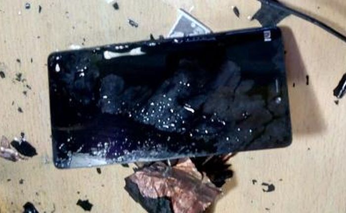 В Екатеринбурге в руках школьницы загорелся смартфон