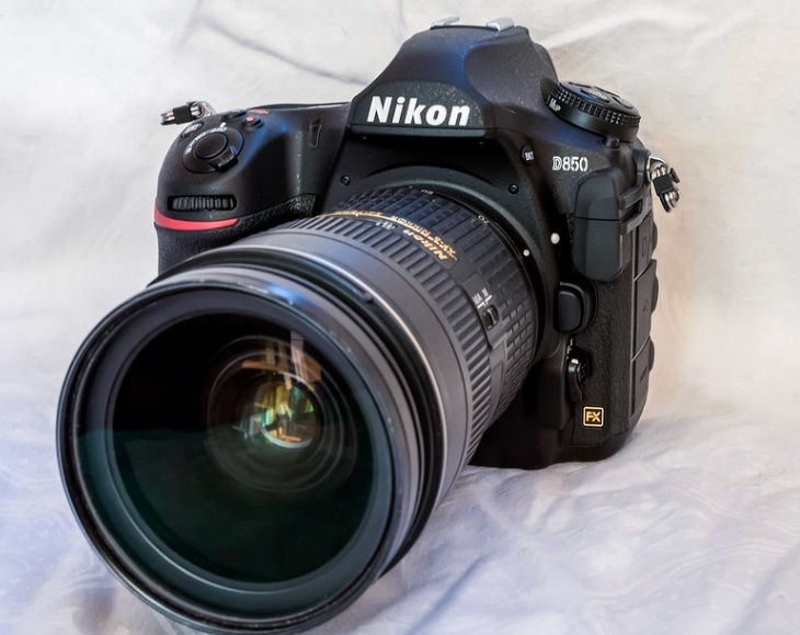 Мать екатеринбуржской девятиклассницы устроила скандал из-за фото дочки с неприличным жестом