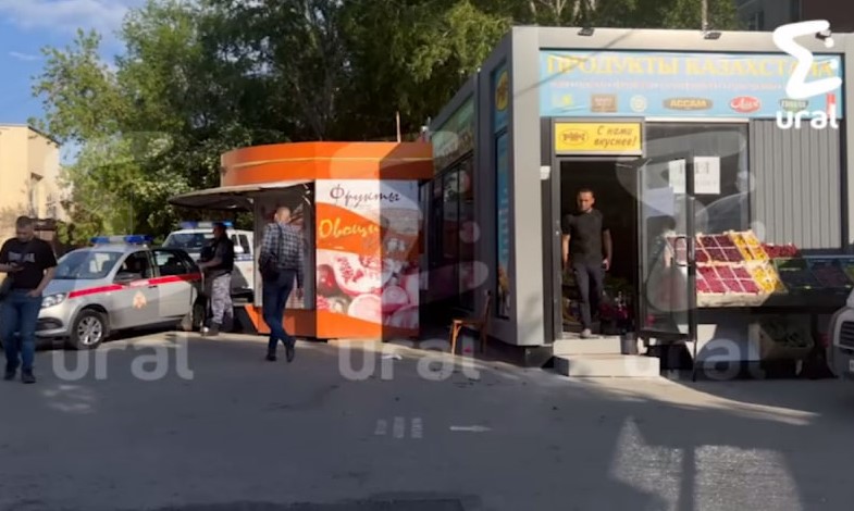 В Екатеринбурге жильцы попытались снести магазин "Продукты Казахстана" | Жители Екатеринбурга наняли эвакуатор, чтобы убрать магазин