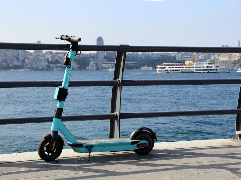 20-летний самокатчик в Нижнем Тагиле вылетел на дорогу и попал под колёса автомобиля — его госпитализировали  | В Нижнем Тагиле 20-летний самокатчик вылетел на дорогу и попал под машину 