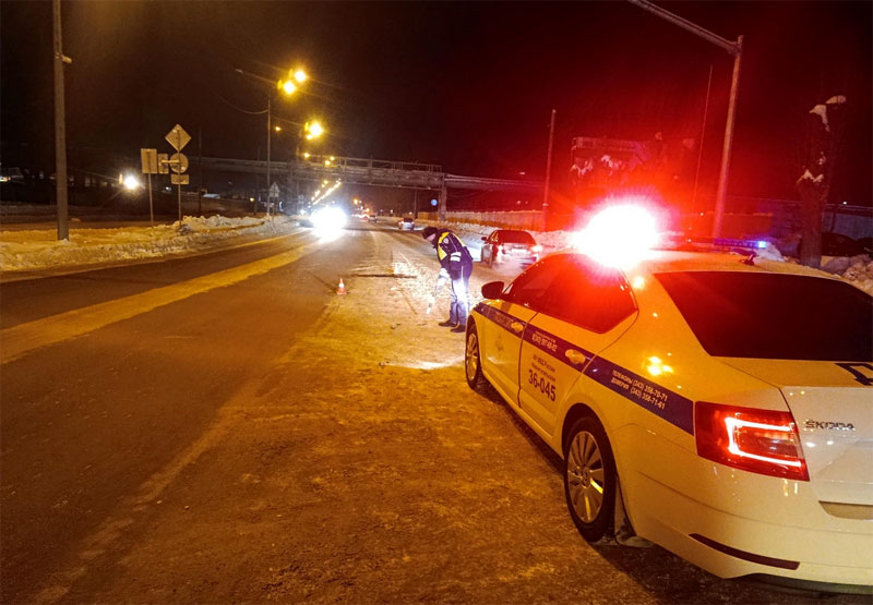 В Нижнем Тагиле полуторагодовалая девочка пострадала в ДТП, вылетев через окно | В Нижнем Тагиле ребёнок пострадал в аварии, выпав через окно машины