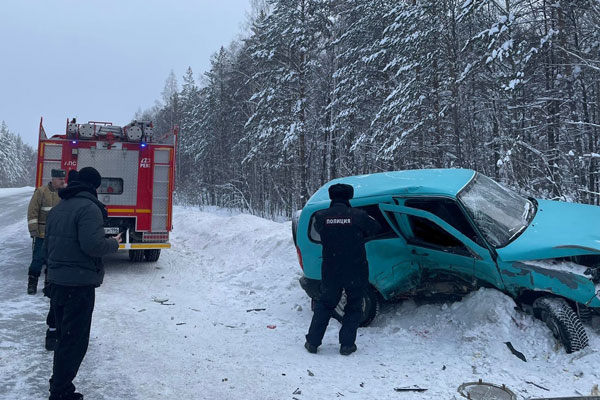 "Перевозили детей с нарушениями ПДД". В Свердловской области в ДТП пострадали 7 человек, еще один погиб
