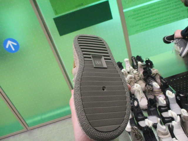 В Екатеринбурге задержали гражданина Китая со 190 полупар обуви | Гражданина Китая задержали в Екатеринбурге с нелегальной обувью В Екатеринбурге задержали гражданина Китая со 190 полупар обуви | Гражданина Китая задержали в Екатеринбурге с нелегальной обувью