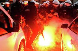 Хулиганы напали на посольство России в Варшаве