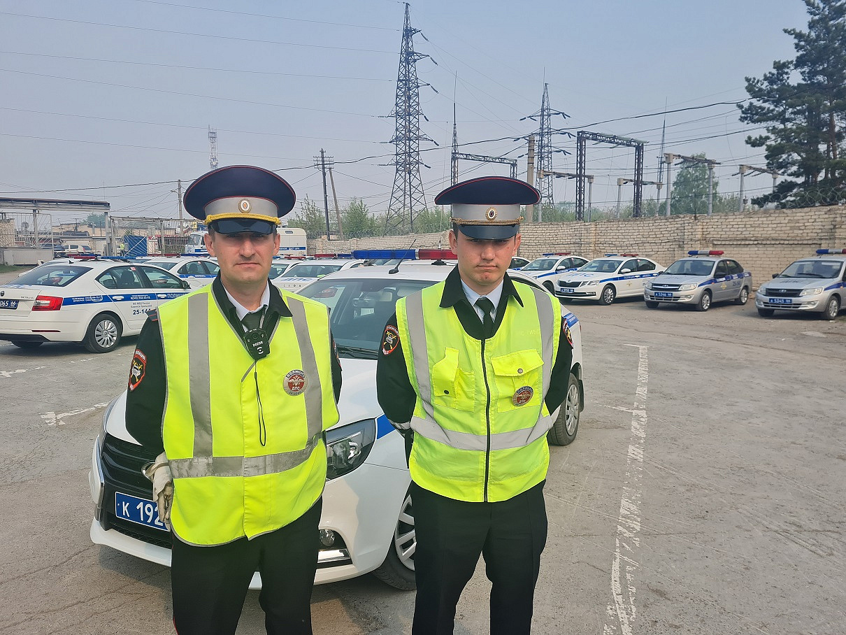 Инспекторы ГИБДД пришли на помощь: Водитель с поломкой автомобиля получил неожиданную поддержку Инспекторы ГИБДД пришли на помощь: Водитель с поломкой автомобиля получил неожиданную поддержку