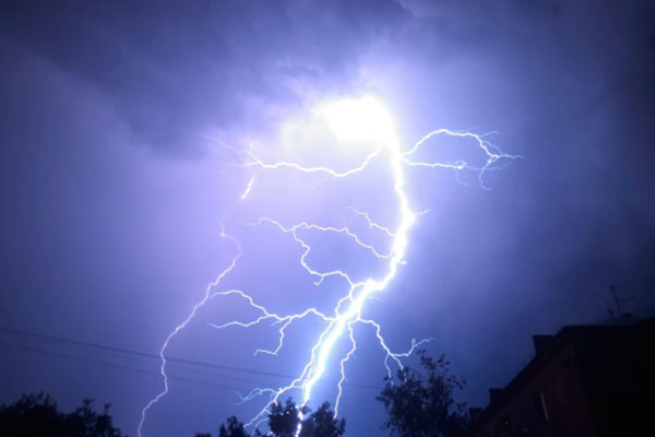 Укрылись от грозы в беседке на пляже: следователи рассказали о том, как молния убила двух человек