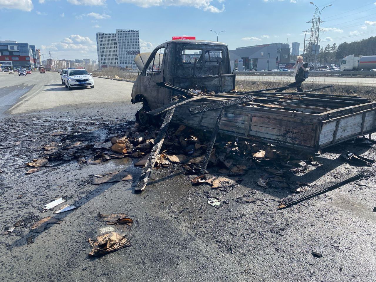 Сгорел как свеча — на Урале вспыхнул грузовик, в котором везли картон  | В Екатеринбурге сгорела «Газель» с картоном 