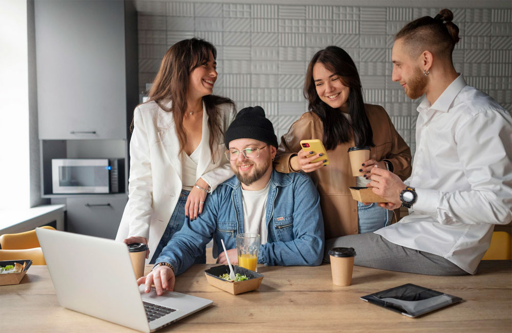 Швеи получают до 200 тысяч: эксперт рассказал, куда идти работать девушкам | Александр Смирнов: токарь-слесарь и швея — самые востребованные профессии в России