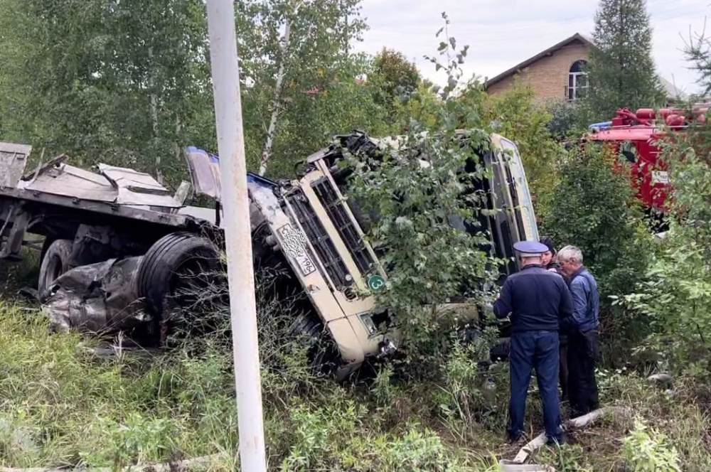 Два грузовика столкнулись на свердловской трассе  | На Урале столкнулись два грузовика, есть пострадавший 