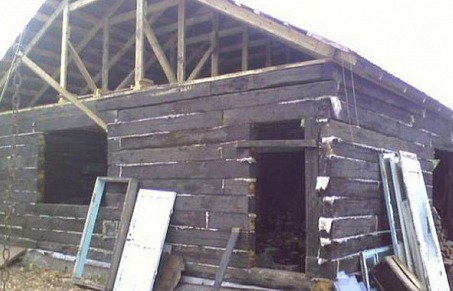 В Челябинской области сироте дали дом из железнодорожных шпал