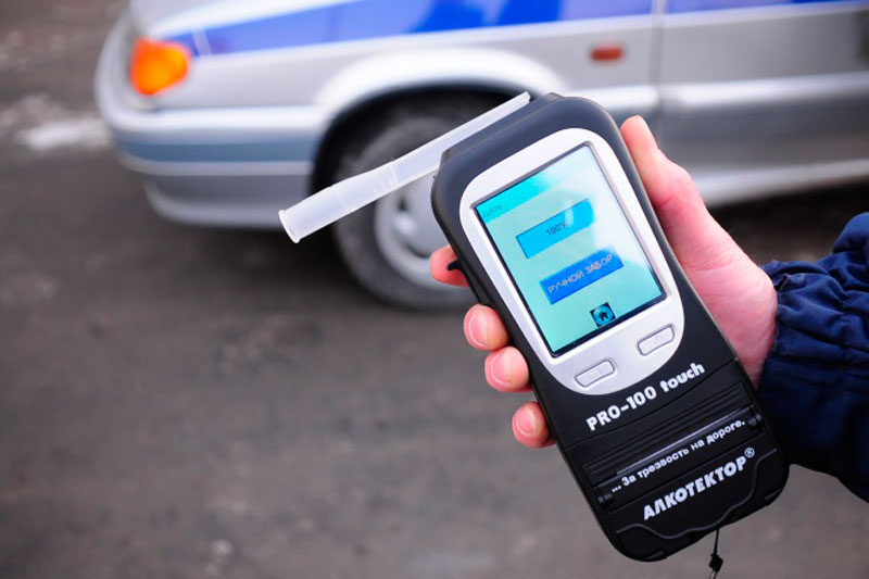 На Урале гаишники задержали пьяную школьницу, которая катала на автомобиле своих родителей и друга