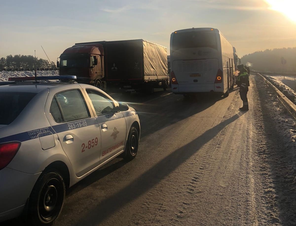 Полицейские Екатеринбурга помогли группе школьников, ехавших на экскурсию Полицейские Екатеринбурга помогли группе школьников, ехавших на экскурсию