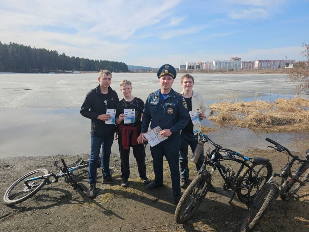 «Тонкий лёд» в Нижнем Тагиле: людей предупреждают об опасности у прудов | Тонкий лёд в Нижнем Тагиле: спасатели вышли в рейд на прудах