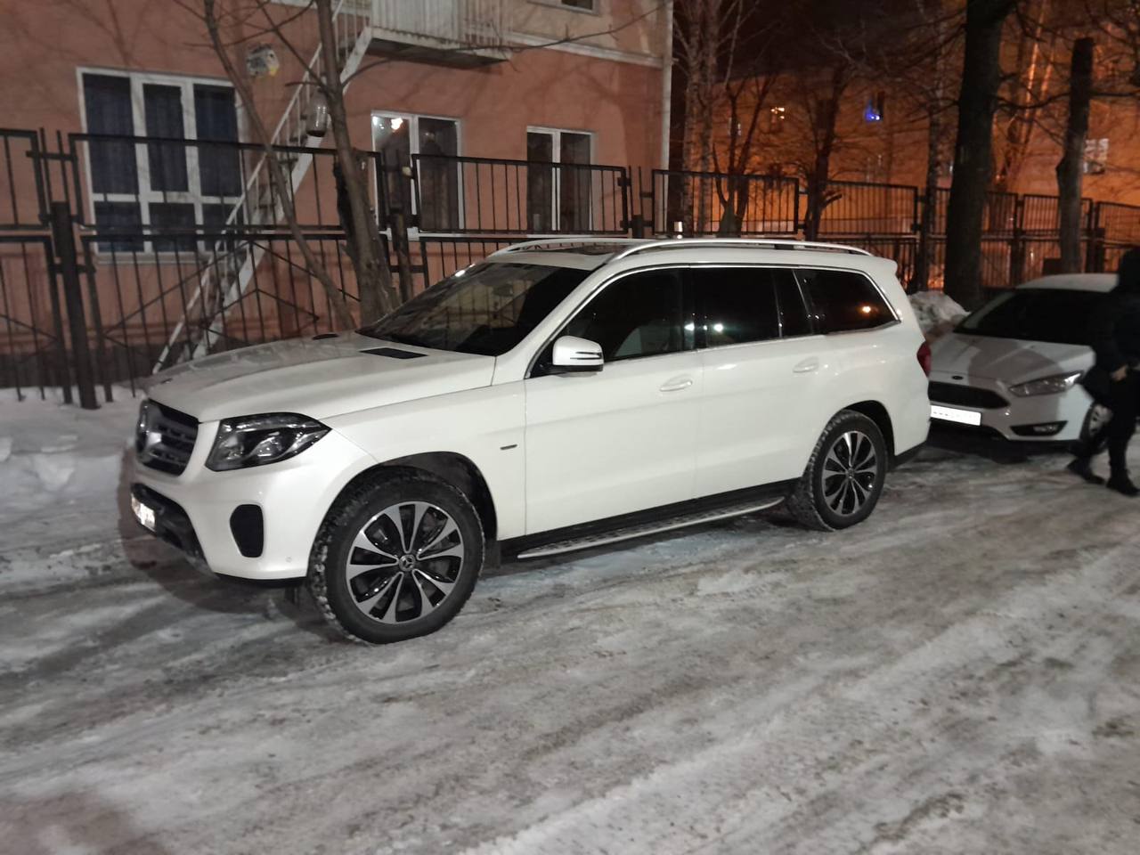 Должник из Свердловской области погасил задолженность после розыска и ареста автомобиля Mercedes-Benz