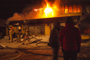 Ночью в Перми горело офисное здание Ночью в Перми горело офисное здание