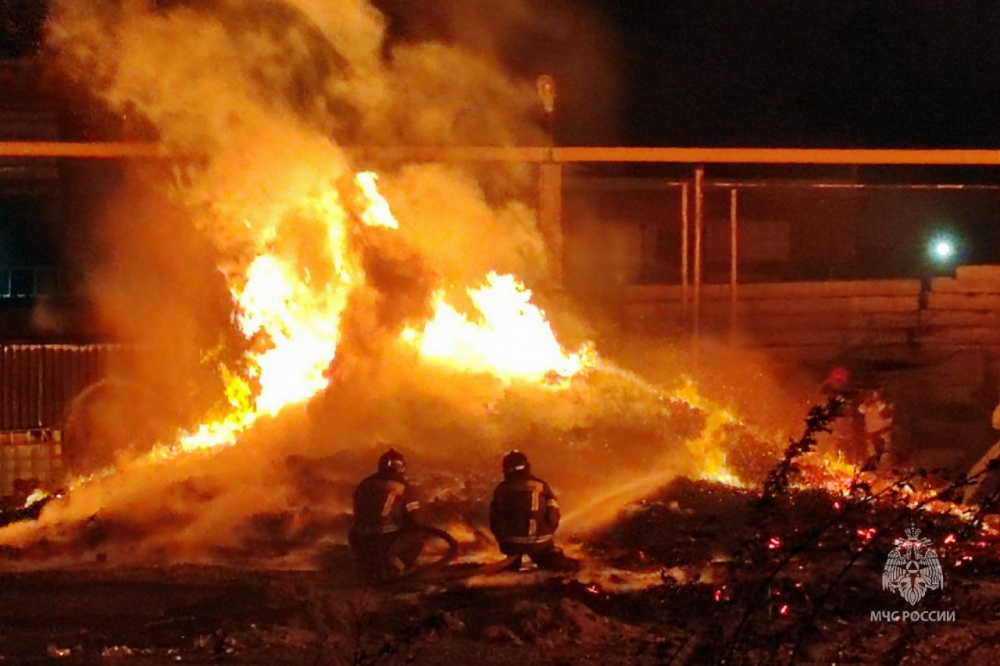 В Челябинске крупный пожар уничтожил 12 автомобилей  | Крупный пожар в Челябинске уничтожил 12 машин 