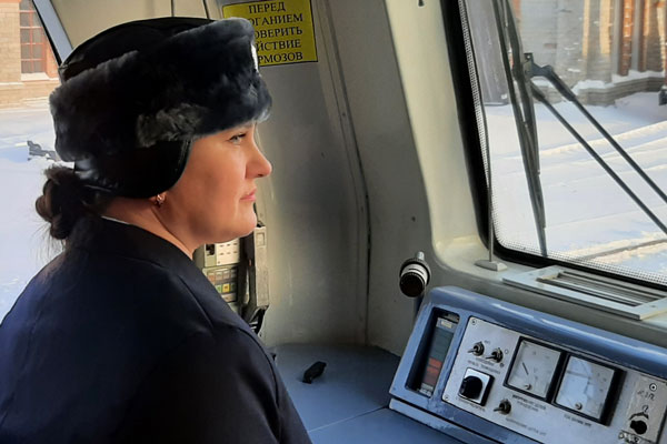 Женщины - помощники машинистов начали работать на Свердловской магистрали