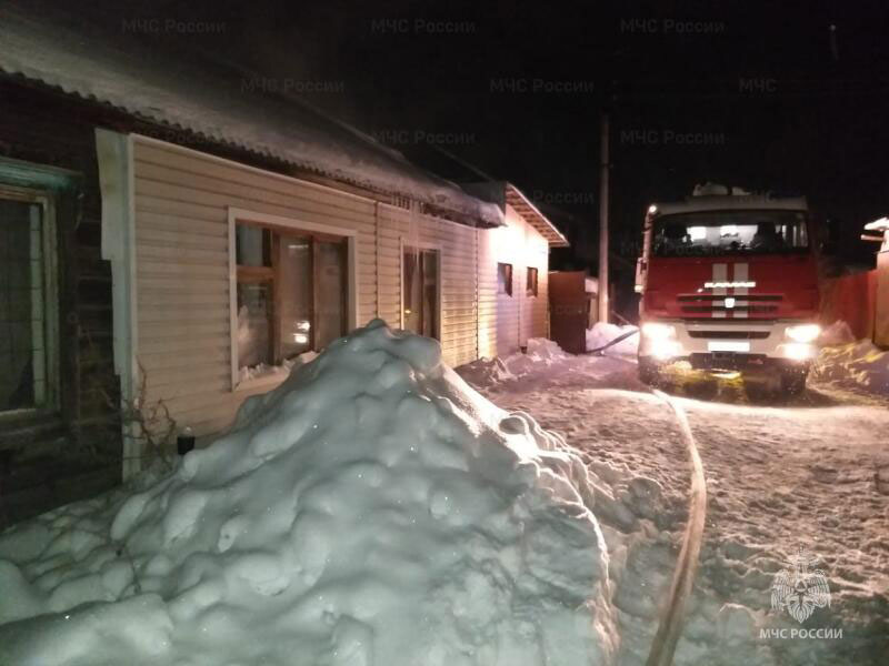 Пожар в Сысертском округе: погиб человек, поврежден частный дом | В Сысертском округе сгорел частный дом, есть погибший