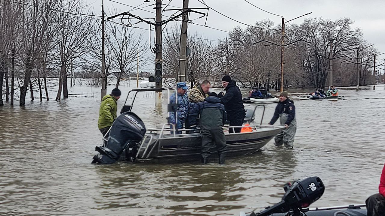 Полиция против мародеров — в Орске усилили патрулирование затопленных улиц | В Орске полиция усилила патрулирование улиц в зоне наводнения Полиция против мародеров — в Орске усилили патрулирование затопленных улиц | В Орске полиция усилила патрулирование улиц в зоне наводнения