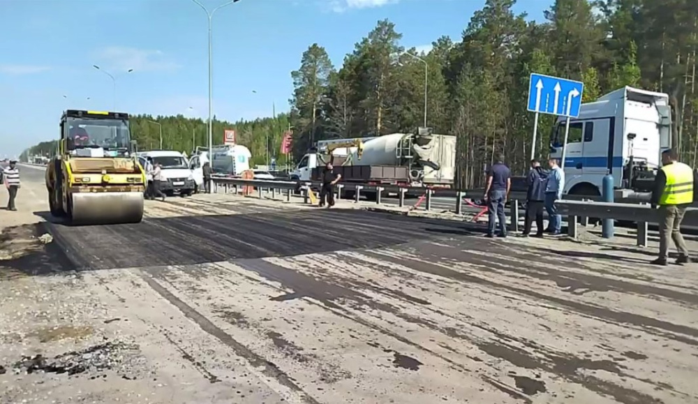 На дороге Тюмень - Богандинский провалился асфальт | В Тюменской области на оживлённой трассе возник провал