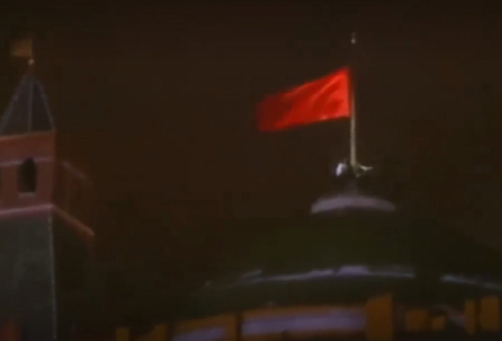 Формальная точка — 33 года назад с Кремля был снят флаг СССР | 33 года назад с Кремля сняли флаг СССР 