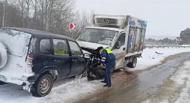 Легковушка врезалась в рефрижератор — три человека пострадали на свердловской трассе | В Свердловской области на трассе пострадали три человека Легковушка врезалась в рефрижератор — три человека пострадали на свердловской трассе | В Свердловской области на трассе пострадали три человека