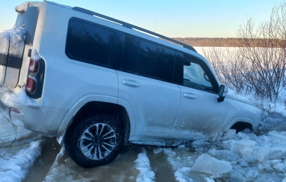 Ледяная ловушка: новый внедорожник Haval провалился под лёд на Леневском пруду под Нижним Тагилом | Водитель Haval провалился под лед на пруду под Нижним Тагилом