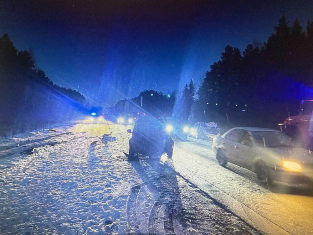 В Тюменской области четыре человека пострадали в ДТП  | Четыре человека получили травмы в ДТП под Тюменью 