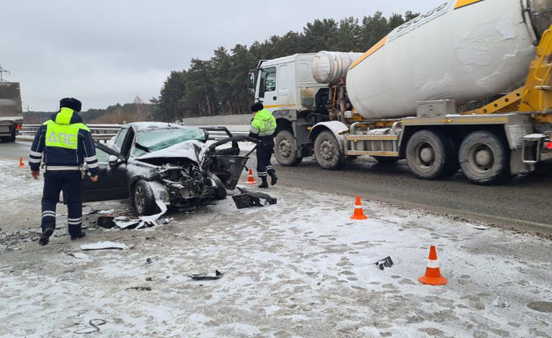 Водитель погиб на ЕКАД после неудачного обгона на скользкой дороге | Обгон на скользкой дороге обернулся смертельным ДТП на ЕКАД Водитель погиб на ЕКАД после неудачного обгона на скользкой дороге | Обгон на скользкой дороге обернулся смертельным ДТП на ЕКАД