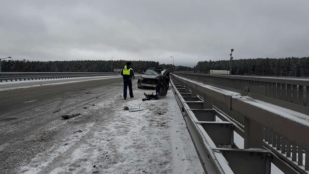 Авария на ЕКАД под Первоуральском: Toyota выехала на встречную полосу, водитель в больнице | Подробности ДТП на 52 км ЕКАД: нарушения водителя и проверка ГИБДД