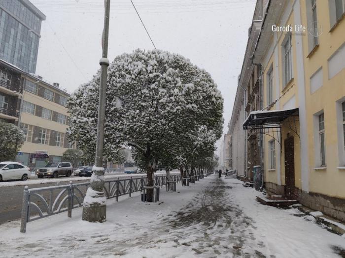 Челябинцы жалуются на снег во дворах: кто-то убирает, кто-то — нет | Жители Челябинска жалуются на проблемы с уборкой снега 