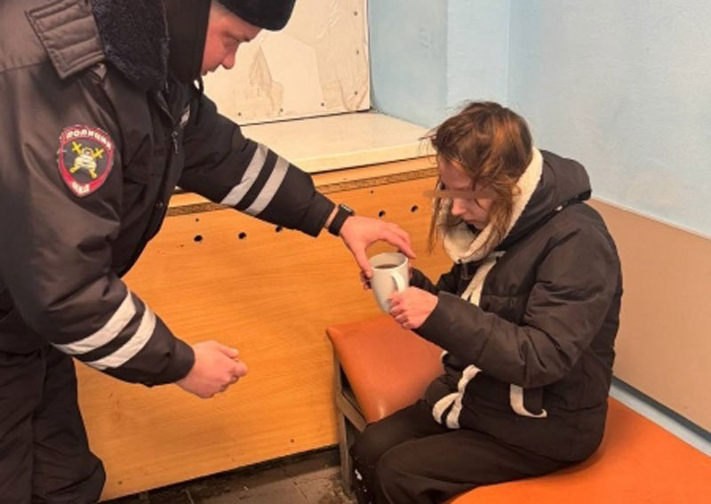 На Урале инспекторы нашли замёрзшую девочку, проведшую ночь на улице | Под Верхней Пышмой полицейские спасли замёрзшую ночью девочку На Урале инспекторы нашли замёрзшую девочку, проведшую ночь на улице | Под Верхней Пышмой полицейские спасли замёрзшую ночью девочку
