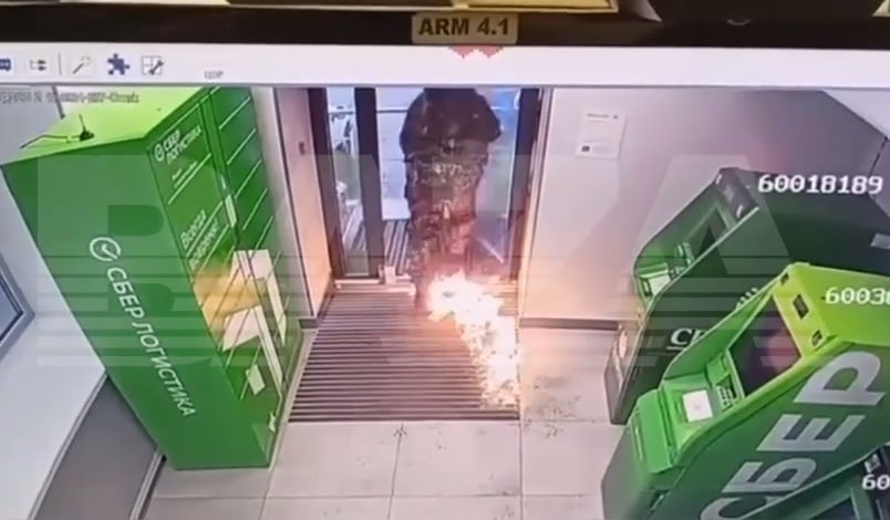 В Омске мужчина в маске устроил взрыв в Сбербанке  | В Омске неизвестный взорвал банкомат 