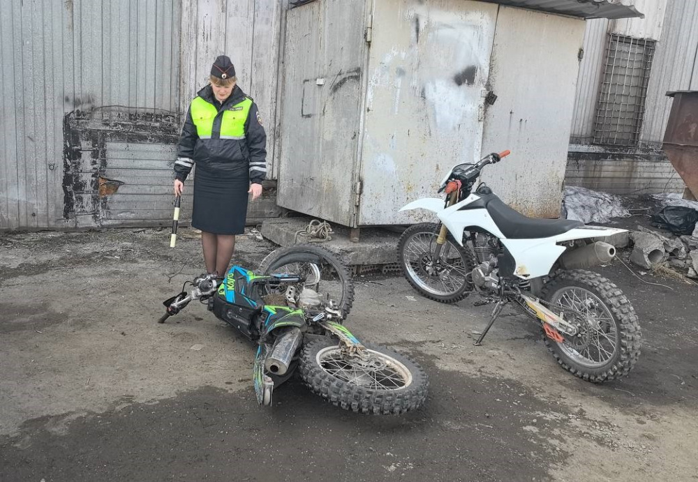 Фары выключены, прав нет: в Нижнем Тагиле водитель питбайка погиб после столкновения с легковушкой | В Нижнем Тагиле водитель питбайка погиб после столкновения с легковушкой