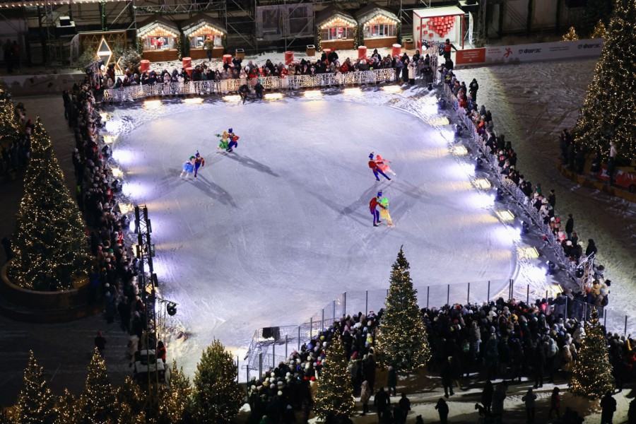 В центре Екатеринбурга заработал каток площадью четыре тысячи квадратных метров  | Возле мэрии Екатеринбурга впервые открылся большой каток 