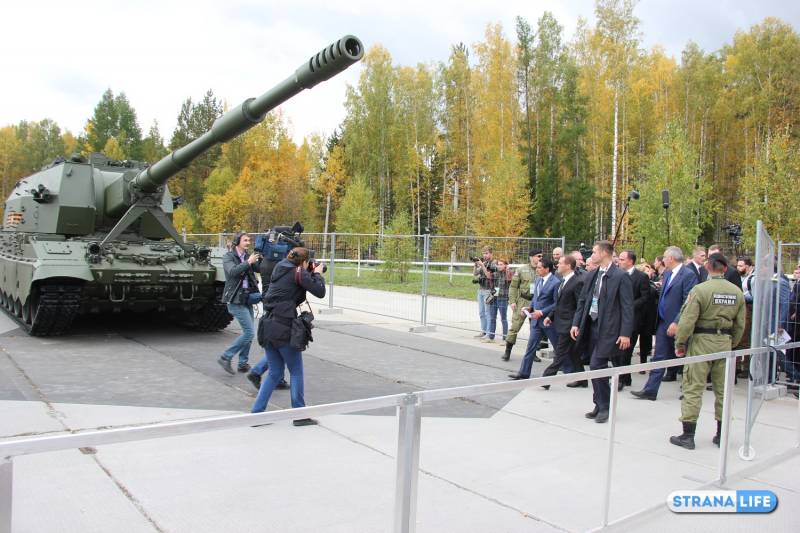 Выставка вооружений в Нижнем Тагиле: Медведев у "Арматы" в толпе журналистов