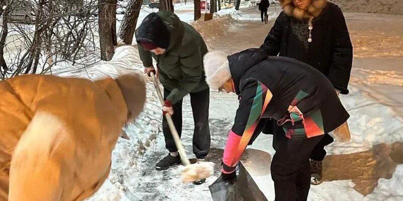 В Екатеринбурге волонтер отравился, убирая ядовитый снег | Мужчина в Екатеринбурге отравился во время уборки розового снега В Екатеринбурге волонтер отравился, убирая ядовитый снег | Мужчина в Екатеринбурге отравился во время уборки розового снега