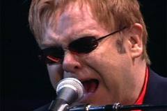 Элтон Джон приедет в Екатеринбург со своим роялем