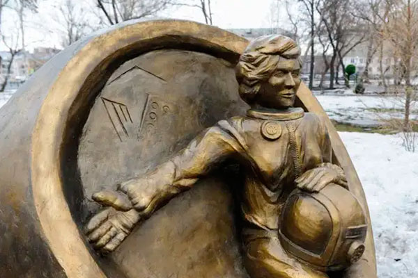 В соцсетях высмеяли памятник «беременной» Терешковой в Челябинске