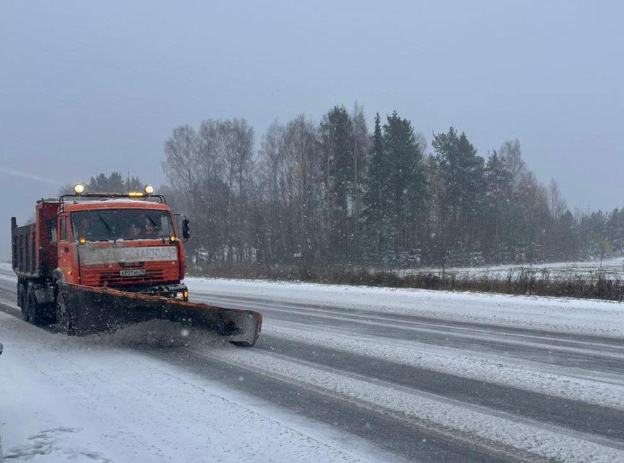 В Свердловской области ночью дороги расчищали 209 единиц техники | На расчистку трасс Урала от снега бросили 209 машин В Свердловской области ночью дороги расчищали 209 единиц техники | На расчистку трасс Урала от снега бросили 209 машин