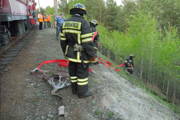 Пожарные поезда СвЖД принимают активное участие в борьбе с огнем в Свердловской, Тюменской областях и Пермском крае Пожарные поезда СвЖД принимают активное участие в борьбе с огнем в Свердловской, Тюменской областях и Пермском крае