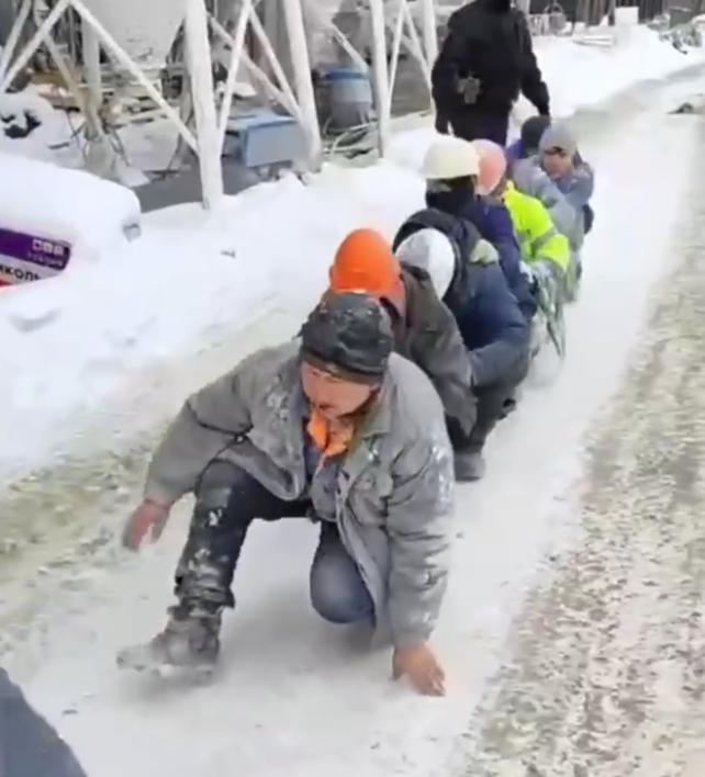 На Урале силовики поставили мигрантов на колени и заставили ходить гуськом. Видео На Урале силовики поставили мигрантов на колени и заставили ходить гуськом. Видео