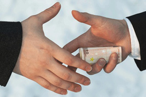 В Екатеринбурге судебный пристав подозревается в получении взятки