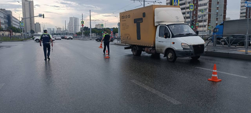 Две девочки попали под «Газель» в Екатеринбурге  | В Екатеринбурге «Газель» сбила двух девочек 